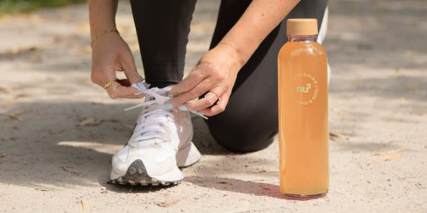 Una donna allaccia le scarpe da ginnastica