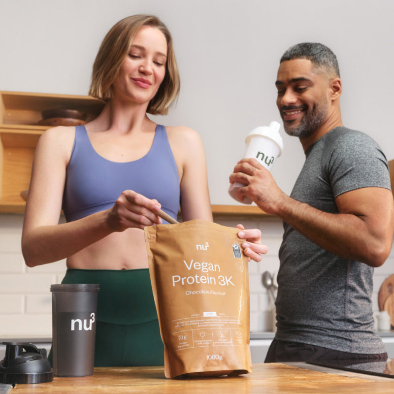 Una giovane coppia beve nu3 Vegan 3K Protein.