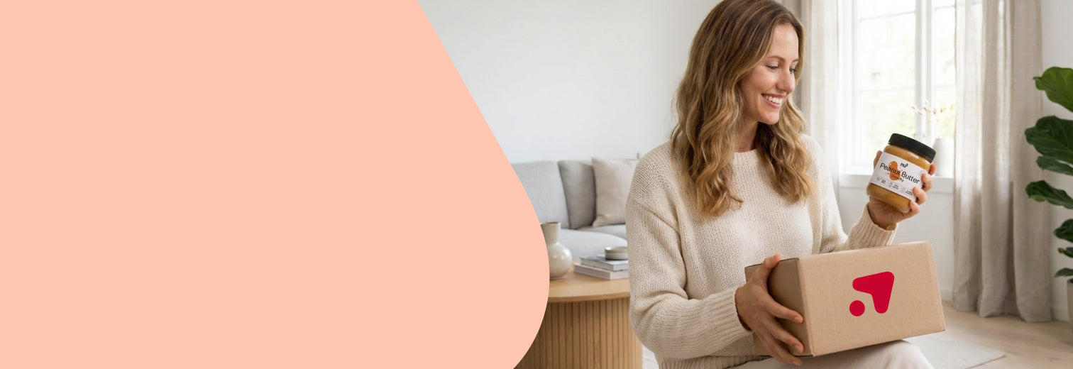 Donna con pacco Redcare farmacia e burro di arachidi nu3