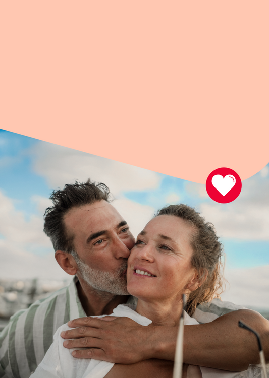 Abbraccio romantico tra una coppia.