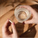 nu3 Capsula di vitamina C biologica e un bicchiere d'acqua