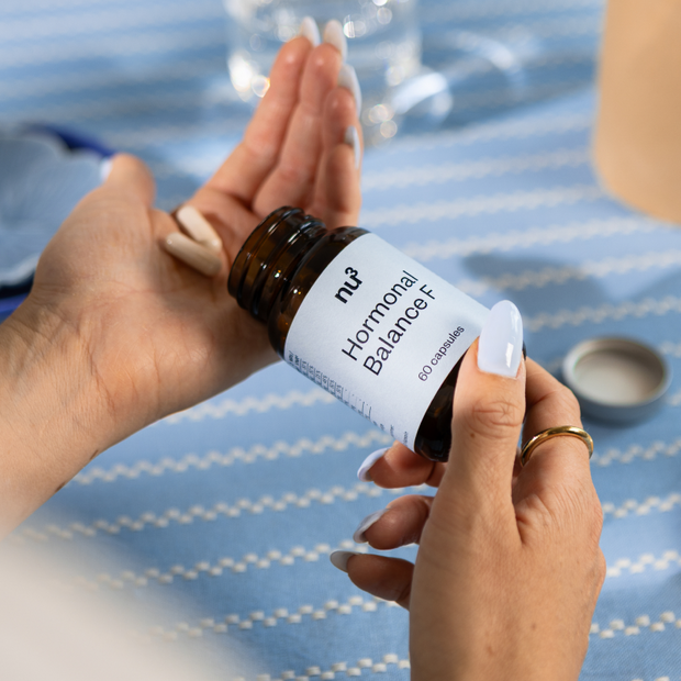 Confezione con capsule su marmo