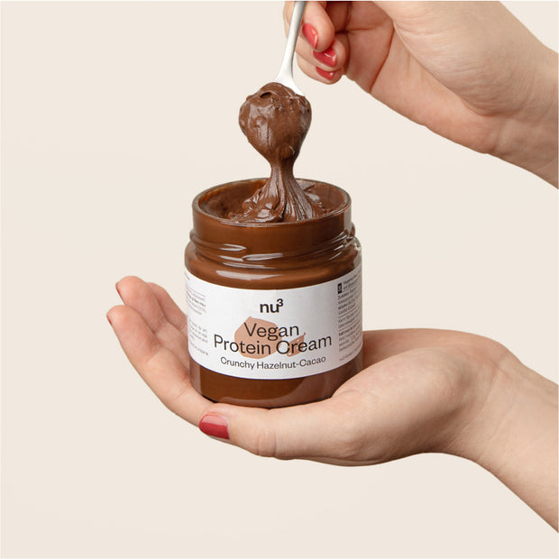 Crema proteica vegana nocciola-cacao al cucchiaio in barattolo