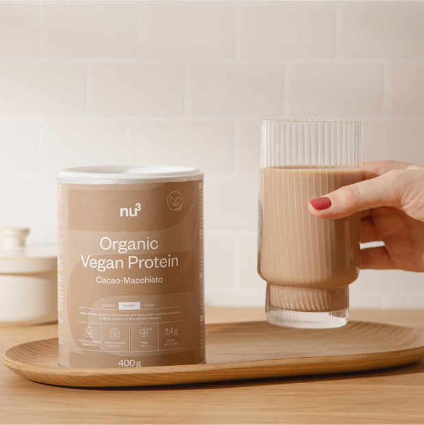 nu3 Frullato biologico vegano Cacao-Macchiato in un bicchiere