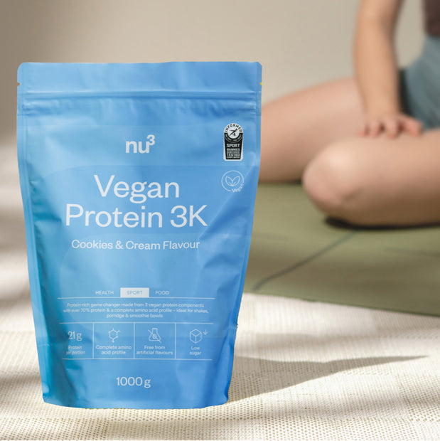 Donna sportiva con frullato di proteine vegane 3K