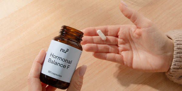 nu3 Hormonal Balance F e una capsula in mano