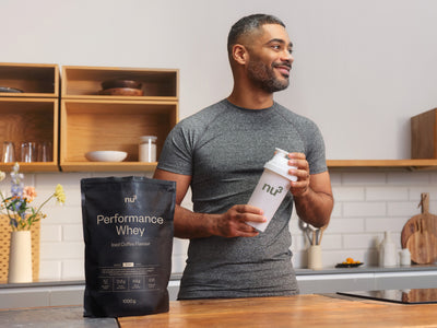 Uomo con proteine whey