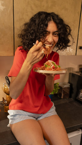 Donna che mangia spaghetti